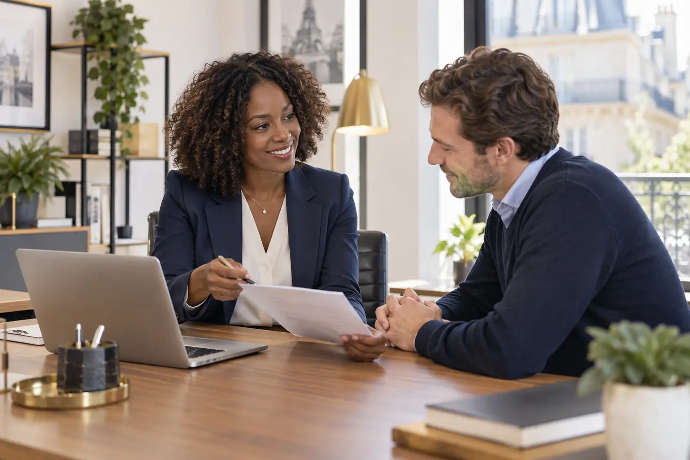 Une entrepreneure échange avec son conseiller